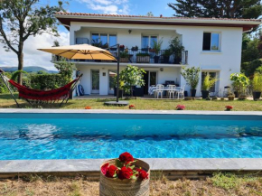 Appartement avec cuisine et grande piscine chauffée